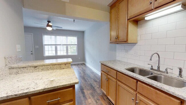 Building Photo - 1555 W King St