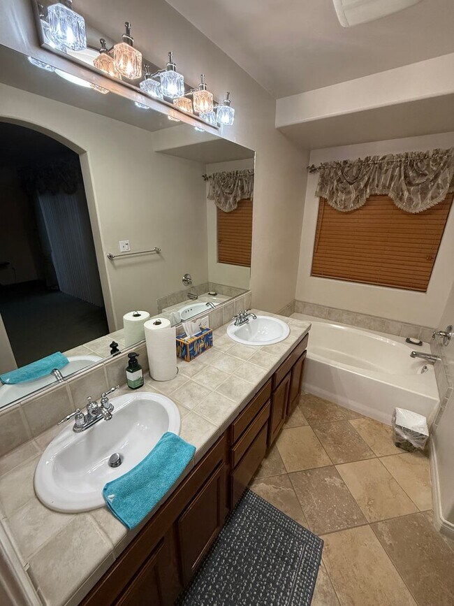 Building Photo - Beautifully Maintained 3-Bedroom Plus Offi...