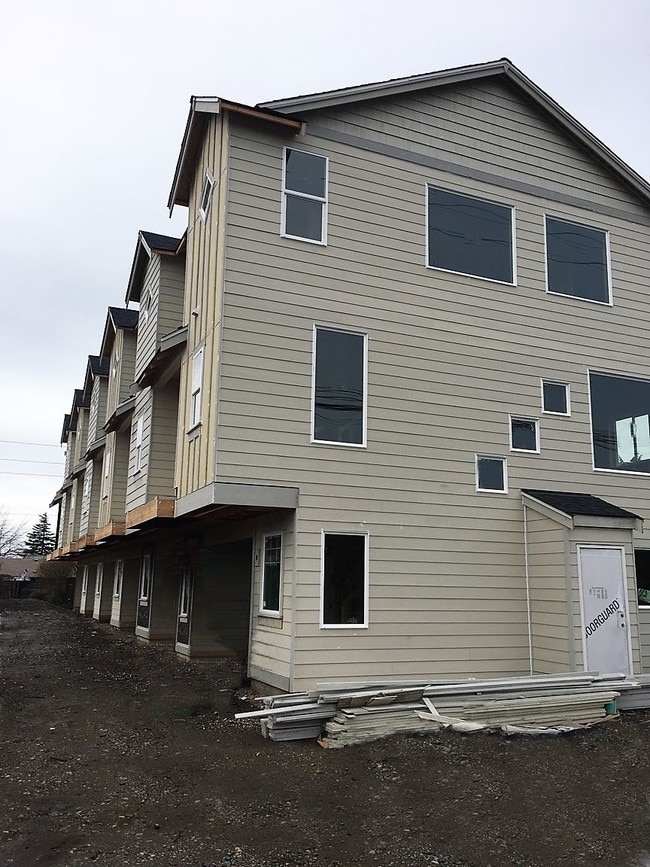 Building Photo - Pine Street 6 Plex