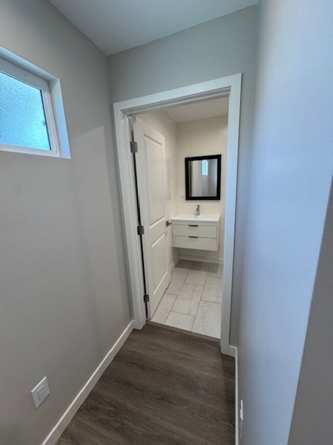 Building Photo - Modern-Brand New back house