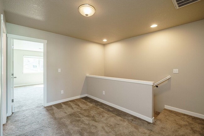 Building Photo - Easy I-205 Access - 3 Bedroom 2.5 Bath Townhouse