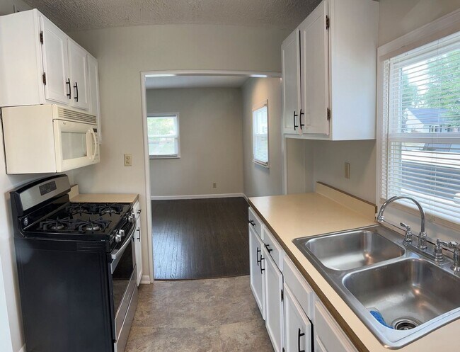 Building Photo - 3 Bedroom House