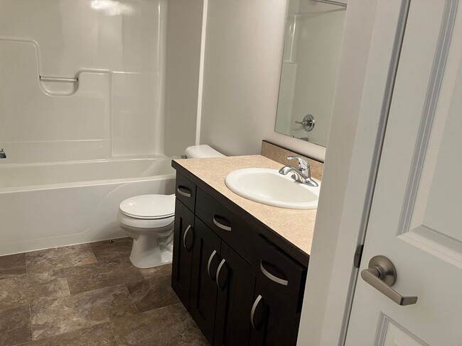 Building Photo - 4 Bed 3 Bath