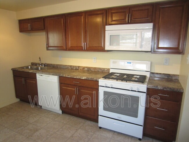Building Photo - 4785 Yew St