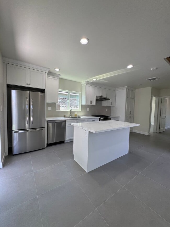 Building Photo - 1005 N Grand St