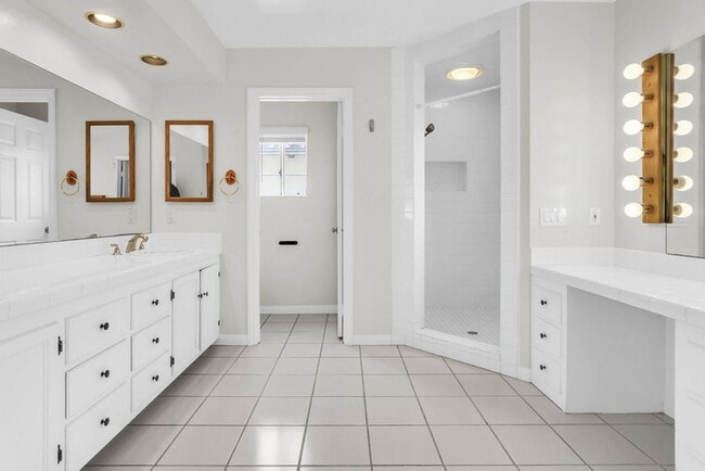 Building Photo - Great detached Home in Pacific Beach! Avai...