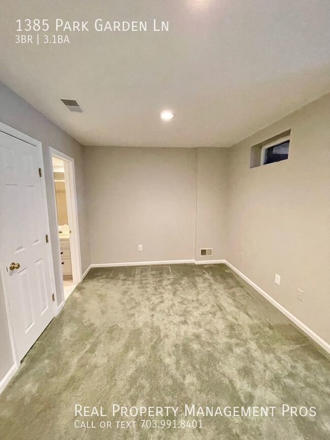 Building Photo - 1385 Park Garden Ln