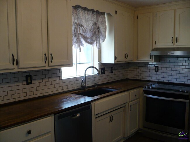 Building Photo - 213 Loxley Dr