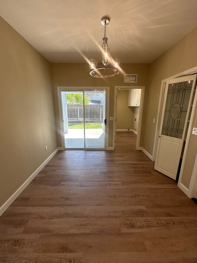 Building Photo - Remodeled 4 Bedroom 2 Bathroom in Stonecrest