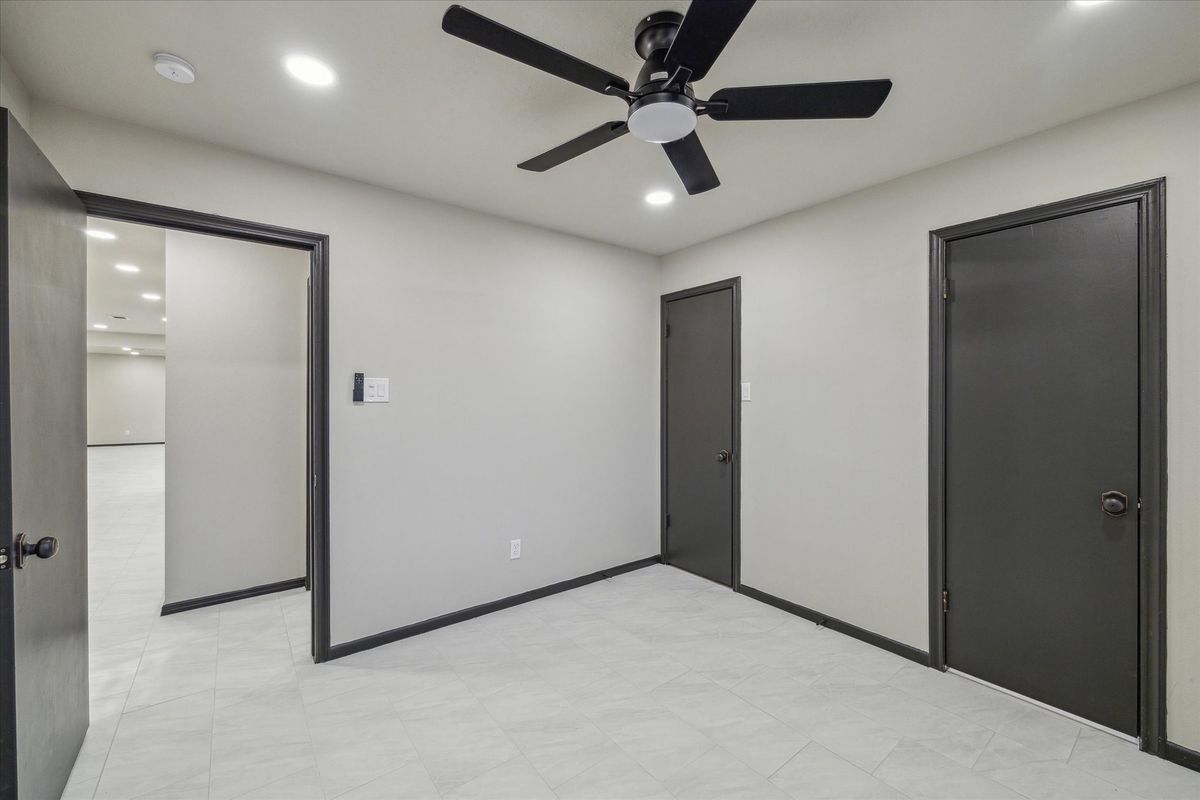Building Photo - 412 Lyndale Dr
