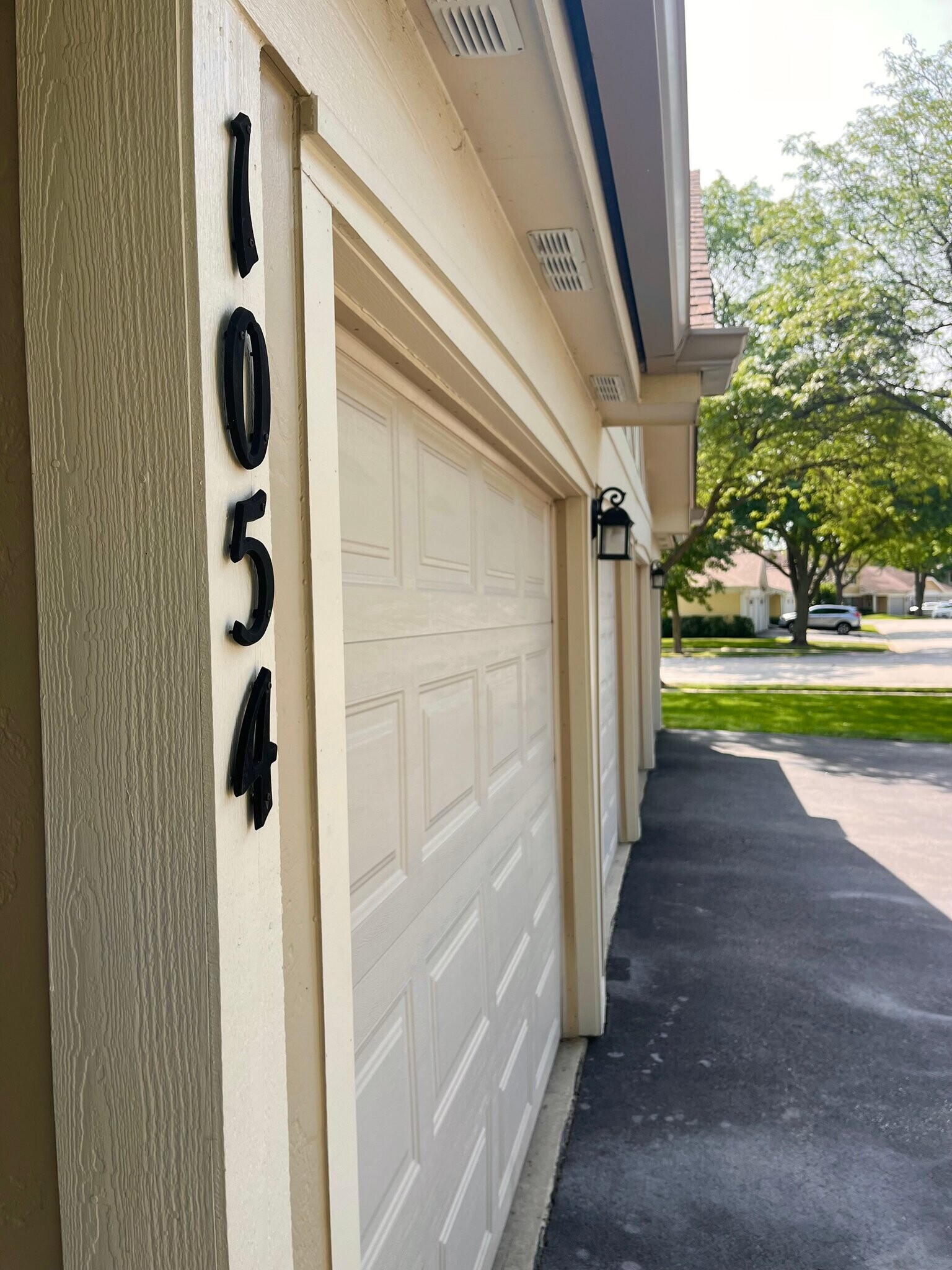 Building Photo - 1054 Deerpath Ct