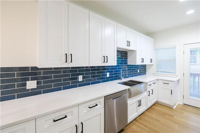 Building Photo - 8 Bedrooms 8 Baths Pre-leasing Now for 202...