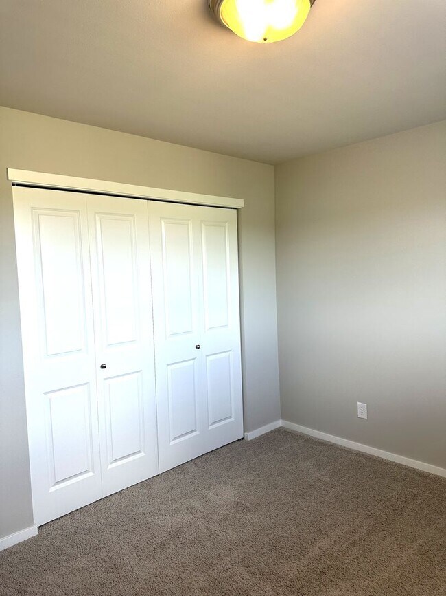 Building Photo - Puyallup - Beautiful 4 bedroom, 2.5 bath home! Available Now!