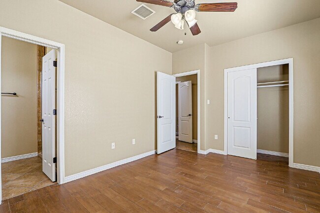 Building Photo - Corner 3 bedroom 3 bath home in Northwest El Paso