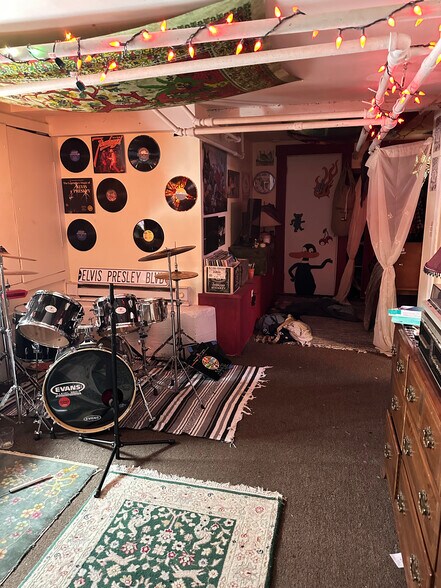 Building Photo - 8 Greylock Rd