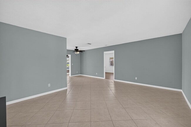 Building Photo - 416 SE Naranja Ave