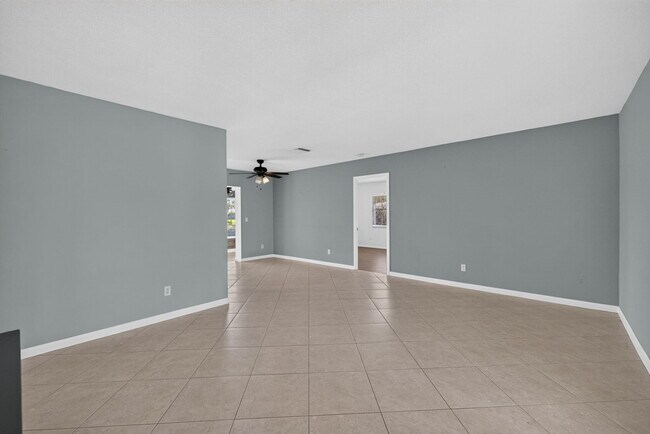 Building Photo - 416 SE Naranja Ave
