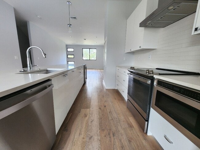 Building Photo - Beautiful 3-Bed, 3.5-Bath Townhome in Tamp...