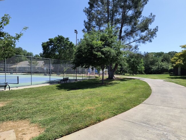 Building Photo - Newley Updated 4 bedroom, 2.5 bathroom Townhome in Citrus Heights!!!