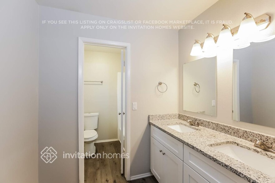 Building Photo - 701 N Comanche Dr