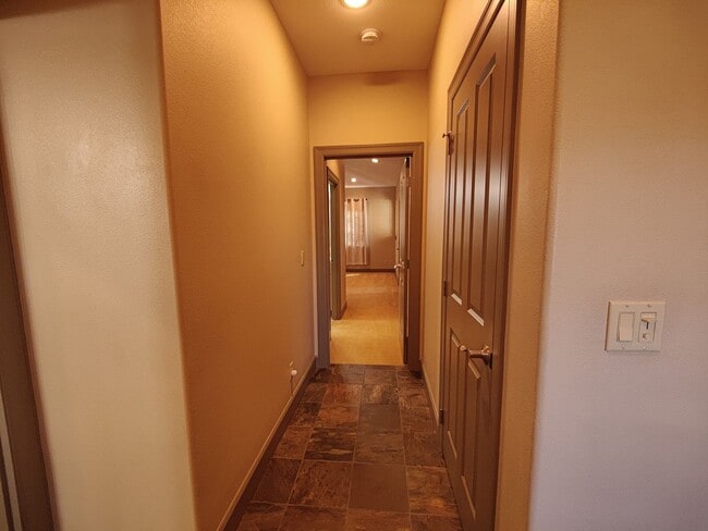 Building Photo - Single Level 4 Bedroom 3 Bath Beauty