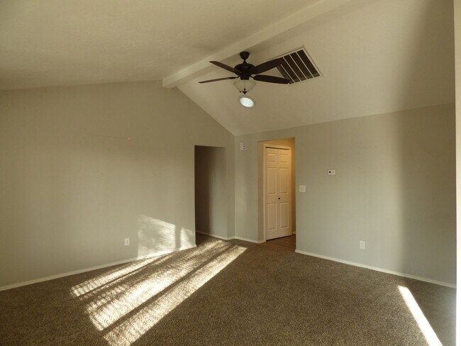 Building Photo - 3 bed 2 Bath - Single Level home