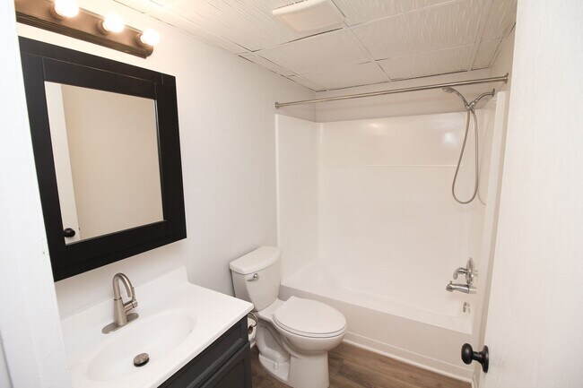 Building Photo - Renovated 2 Bed 1 Bath Apartment