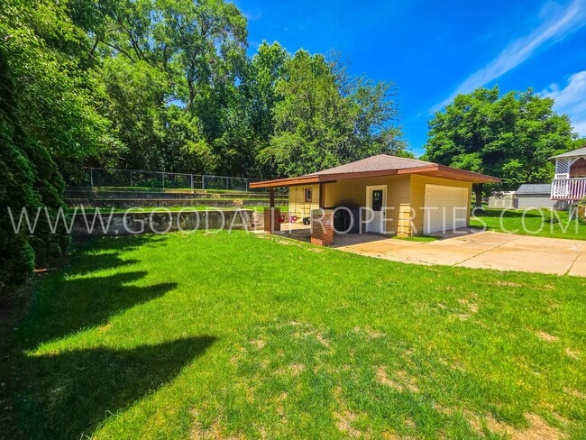 Building Photo - 4 Bedroom Split-Level Home for Rent in Urbandale – 2 Living Areas & Private Backyard!