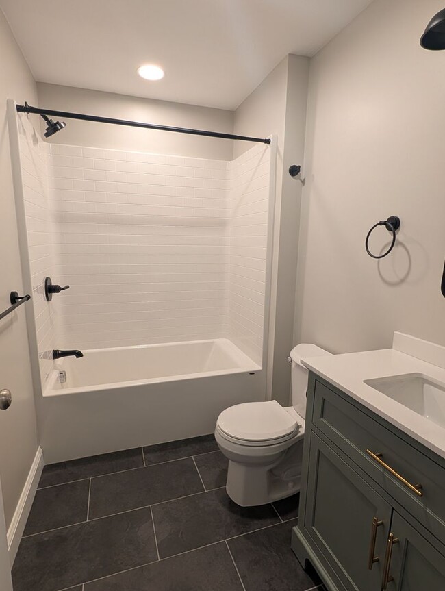 Building Photo - 398 Sutton St