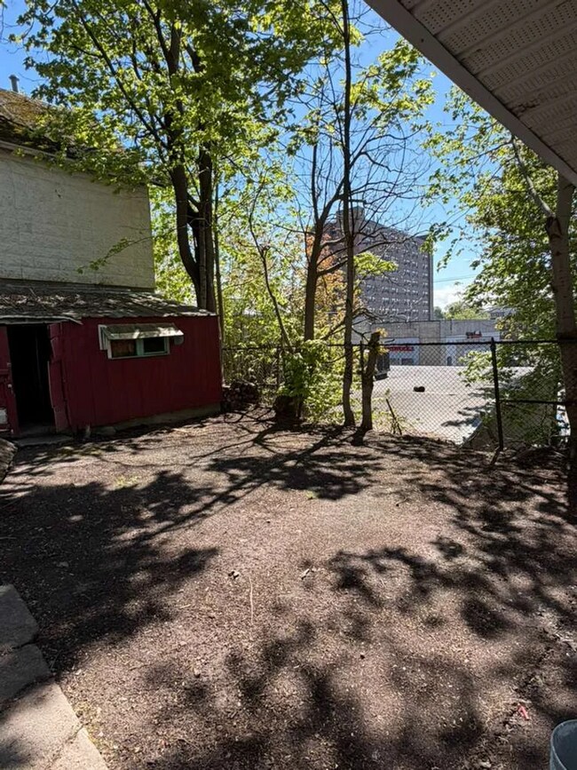 Building Photo - 208 Utica St
