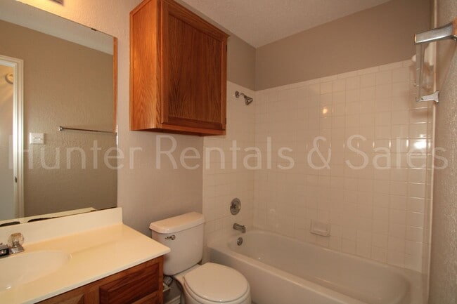 Building Photo - Close to Schools off of Chantz Drive!