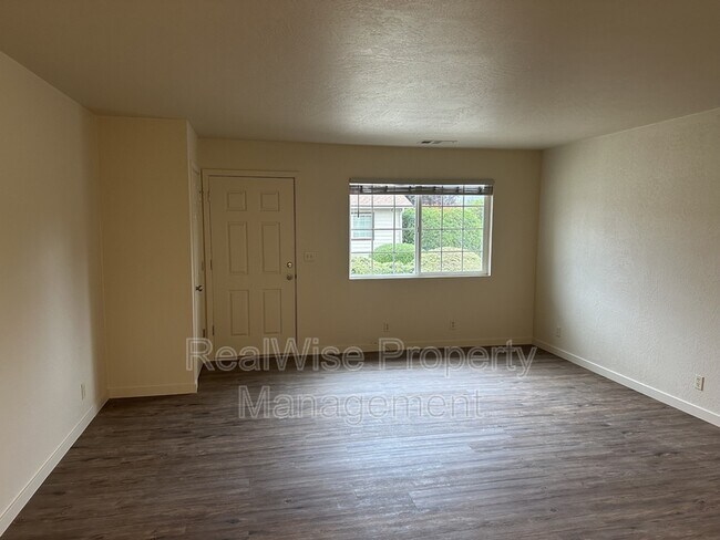 Building Photo - 1326 Dowell Rd