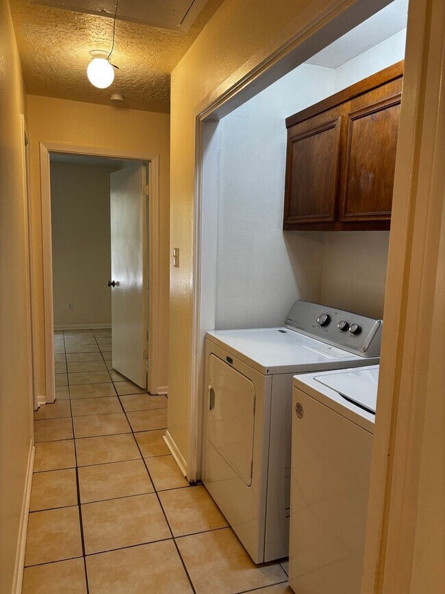 Building Photo - 2 bedroom 2 bath