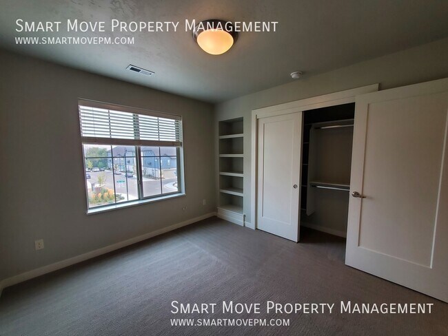 Building Photo - 3256 E Thoroughbred-