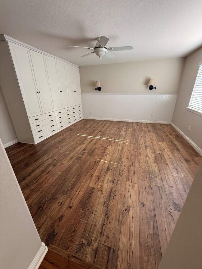 Building Photo - Spacious 5-Bed Family Home w/ 3-Car Garage Near Top Schools in Orange Crest.  One large bedroom a...