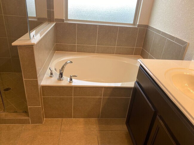 Building Photo - 4 Bedroom 3 Bathroom located in Remuda Ran...