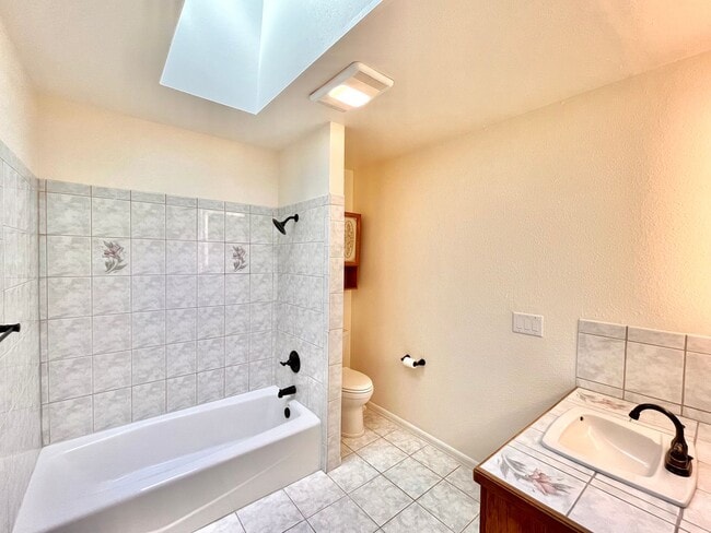Building Photo - Gorgeous Private Home with Views!