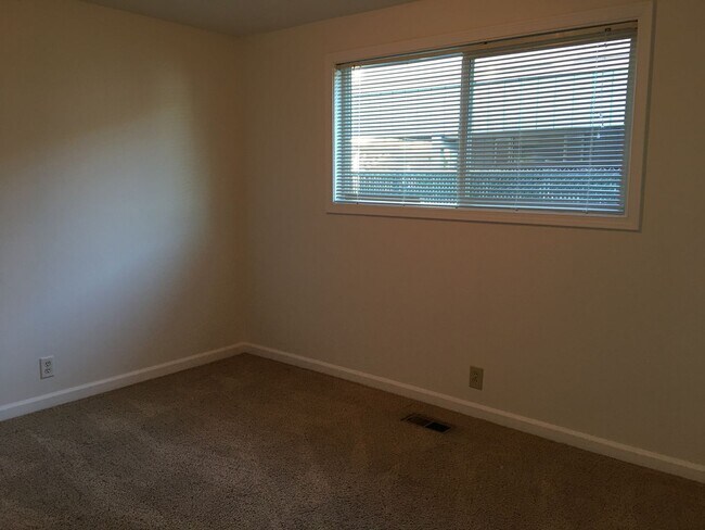 Building Photo - Great home in desirable Springfield!