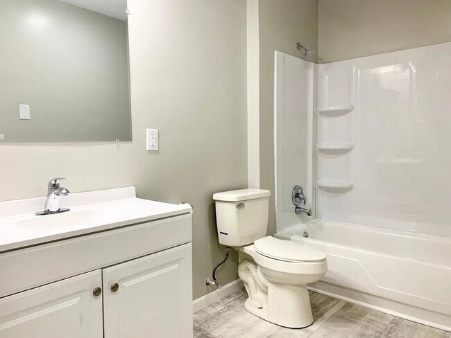 Building Photo - 115 Rader St