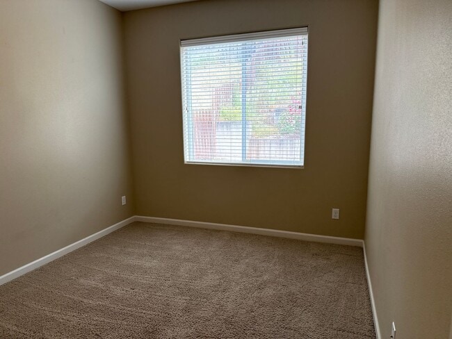Building Photo - Beautiful 3 Bedroom  2.0 Bathroom Home in ...
