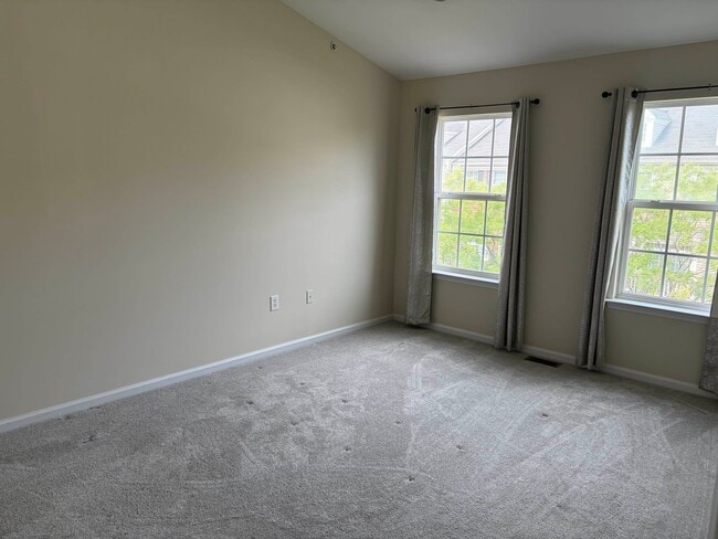 Building Photo - 4 Swan Ct