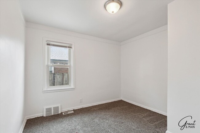 Building Photo - $1250 4 bedroom