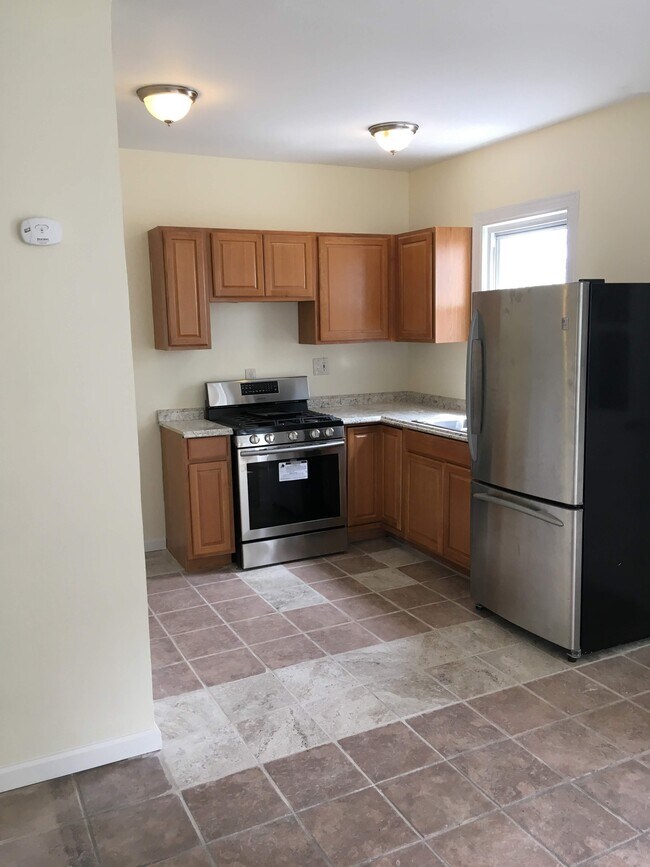 Building Photo - 196 Frank St