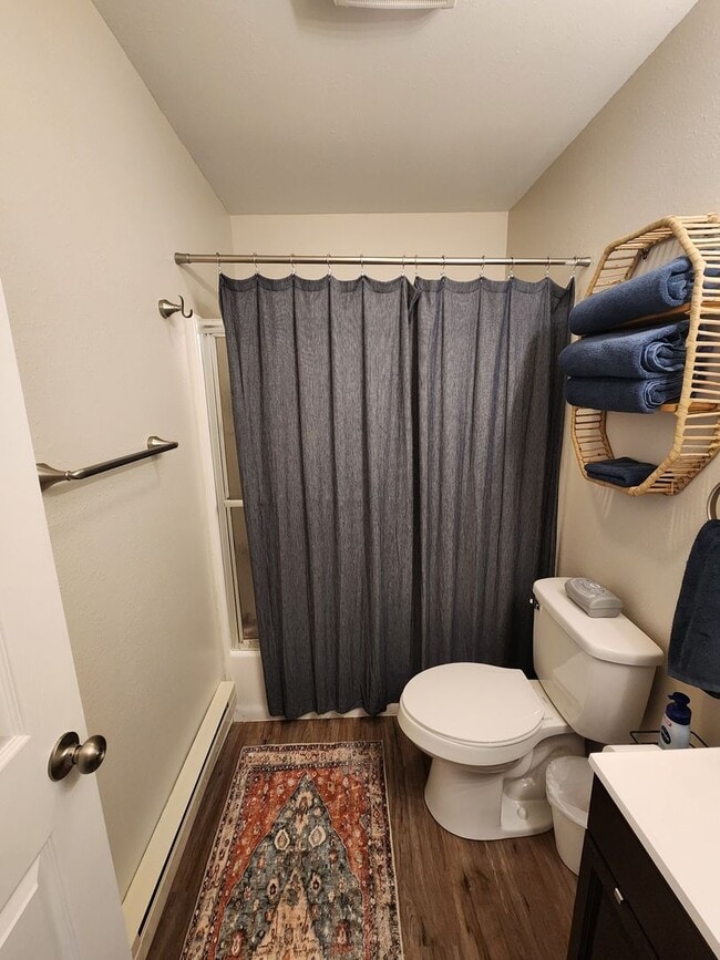 Building Photo - Immaculate 3 bedroom 2 bath split level ho...