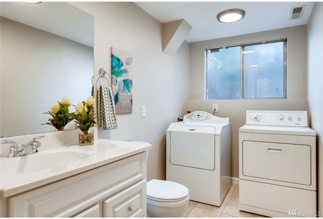 Building Photo - Kirkland Location, Charming 3 Bedroom - 1....