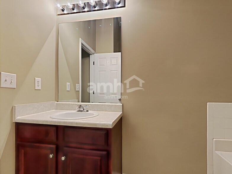 Building Photo - 369 Hidden Creek Ln