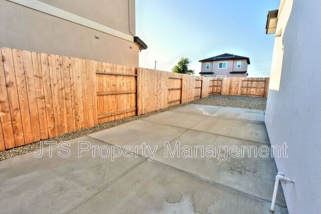 Building Photo - 5 Oak Manor Way
