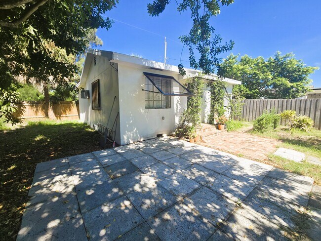 Building Photo - 1115 S M St