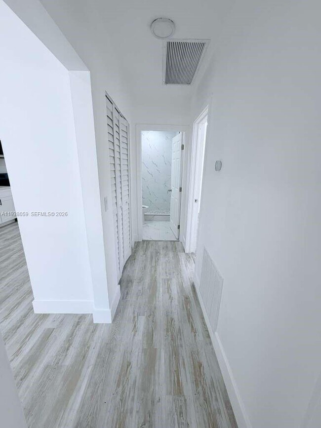 Building Photo - 134 SW 14th Ave