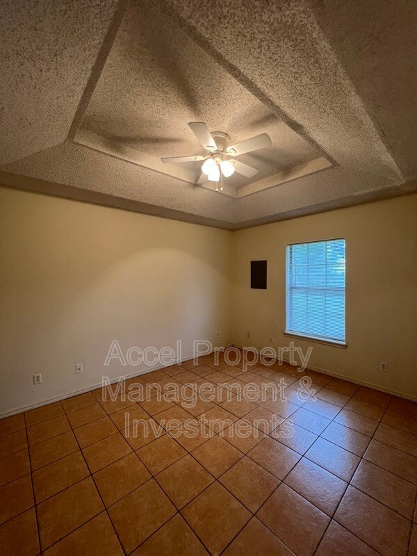 Building Photo - 1201 W Carmen Ave